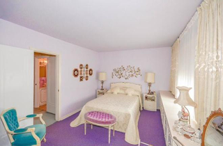 Illustration for article titled This House Hasn't Been Redecorated Since The 60s And It's For Sale